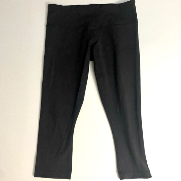 Lululemon under wunder cropped black capris, size 8. - Picture 1 of 5